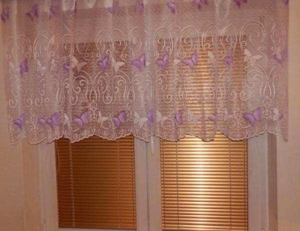 Záclona fialoví motýlci v 120 cm