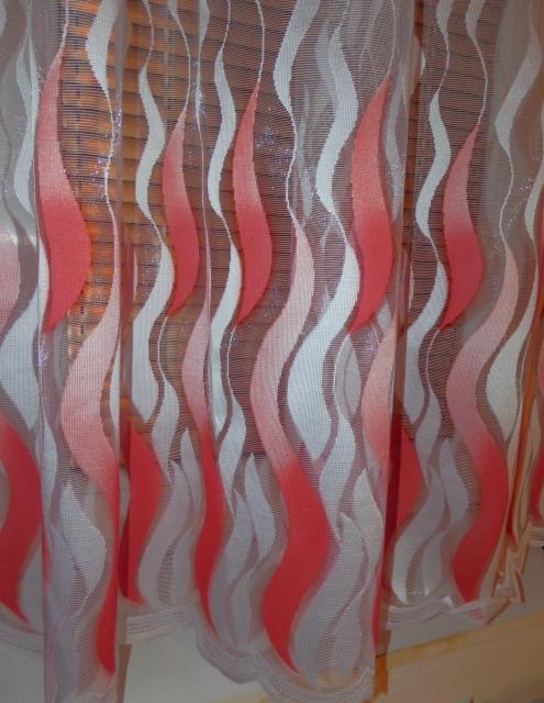 Záclona červená vlnka v 150 cm