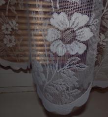 Záclona kytičková v 160 cm