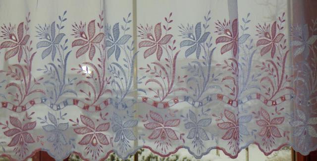 Záclona růžová kytička v 67 cm